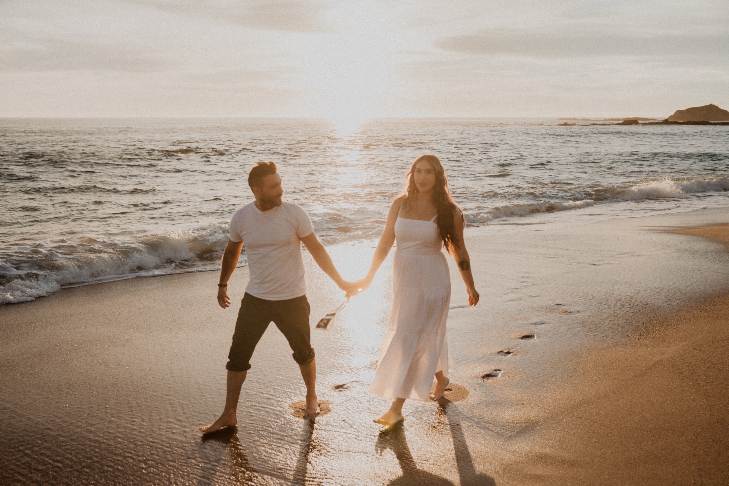 Couple at sunset — beach
